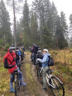 Knallfin start med sykling i skog